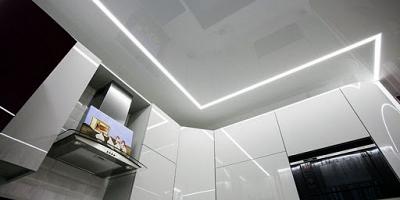 Натяжной потолок световые линии для кухни 9 кв.м